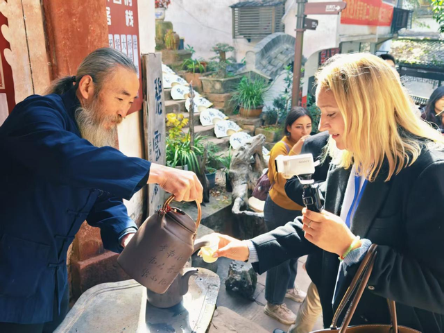 【2025打卡中国】多国网红博主在白墙黛瓦中寻觅生活的“小美好”