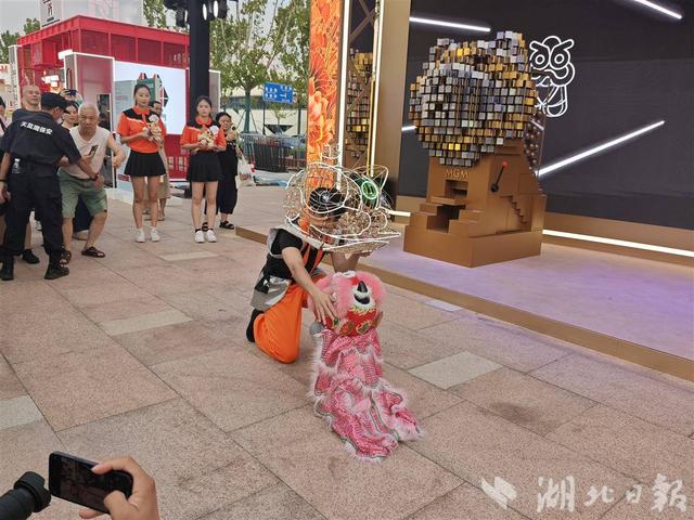 武汉澳门周开幕，“非遗科技范”圈粉市民