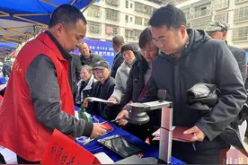 县域新气象丨窗口搬到乡镇广场，群众赶场顺路补领结婚证图片