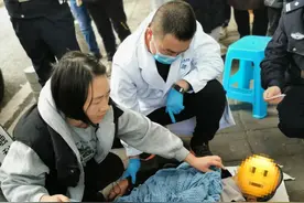 凡人微光 温暖山城｜护士民警路边这一“跪”，救了老人一命图片