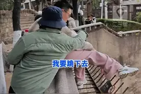 一女子昨日欲跳入猴山救猫被救下！昆明动物园今日再回应：立即诱捕，移猫出猴山图片