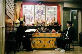 同为“香港喜剧之王”，将黄子华和周星驰放一起看，差距就出来了图片