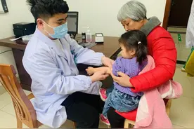 凌晨三点，七个月大宝宝紧急就医！医生提醒：这病高发，家长需引起重视图片