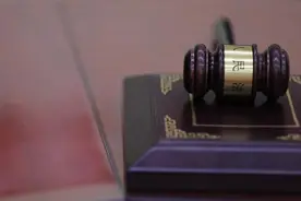 婆婆工资卡交给儿媳保管，儿子离婚后还能把钱要回来吗？图片