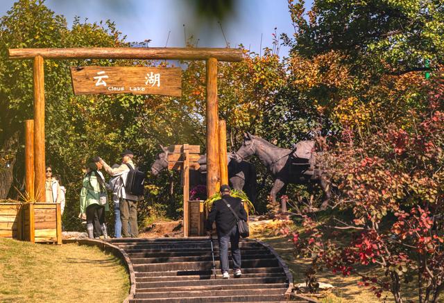 坡峰岭红叶进入最佳观赏期，近万米登山步道已全面开放