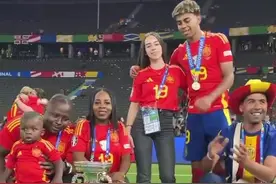 👀般配吗？17岁亚马尔赛后和绯闻女友合影，据传她还是一名学生图片