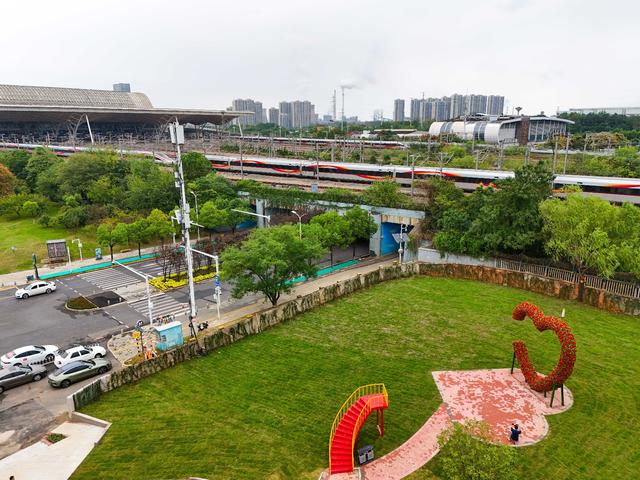 可与“复兴号”高铁同框，武汉火车站西广场旁新增一座小游园