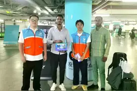 网约车司机参与杭州“四方共治”，在机场用高德帮中东游客叫车图片