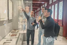 外国友人走进即墨古城 感受中国历史文化图片