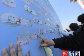 六百余只思念气球飞越长江 南京市民江畔共寄清明哀思图片