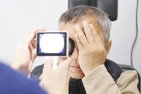 儿女回家过年，老人因过于激动诱发青光眼图片