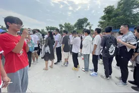 送考老师还是60万粉丝博主，现场创作vlog送考生图片