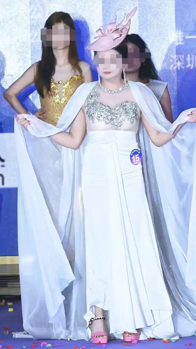 模特大赛15号选手夺冠引争议	，组委会承诺的“交代”来了：她是太太组冠军，颁错证书引误解，向广东网友道歉；否认其带资进组