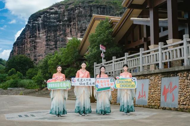 一脚踢出神仙舞！龙虎山限定「白+黑」仙侠奇旅，竹筏观演、赣超联票福利全放送！
