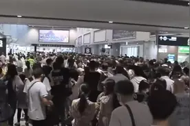 日本机场因一把剪刀陷入混乱：高峰期200多趟航班延误，4万名乘客受影响图片