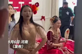 女生接亲现场花式堵门，大声呼喊“文明接亲不堵门，欢迎光临”。网友直呼气氛太到位了！图片