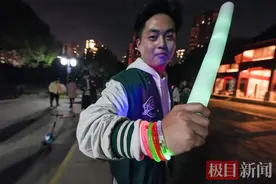 这届年轻人，喜欢“躲猫猫”图片