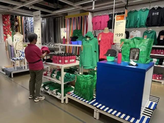 宜家卖衣服被网友吐槽：就我觉得丑吗？这颜色真的一言难尽……
