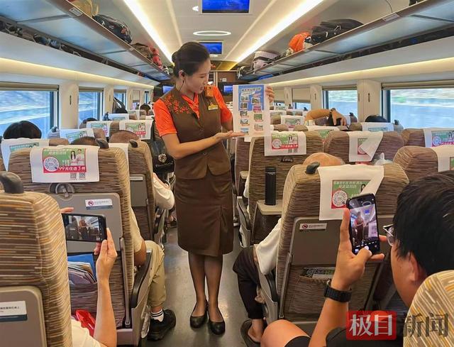 列车员化身“旅游向导”贴心服务旅客