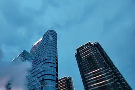 泰山脚下老中青三代上演爱的告白图片