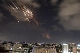 现场｜以军出动百余架战机报复，德黑兰上空频传爆炸声视频封面