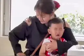 宝宝打针一直哭 看到棒棒糖秒“变脸”图片