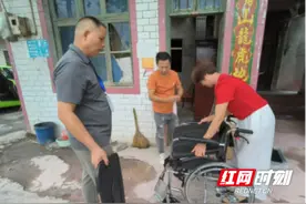 东安县花桥镇：关爱肢体残疾人 发放轮椅暖人心图片