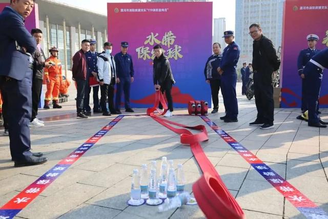 漯河人明天冲！消防小熊限量派送，就在东外滩！打卡集赞，转盘抽奖还能把更多礼品抱回家！