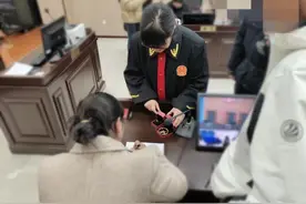 情侣先办婚礼未领证一年后闹分手：男方要求返还彩礼及金饰，法官成功调解图片