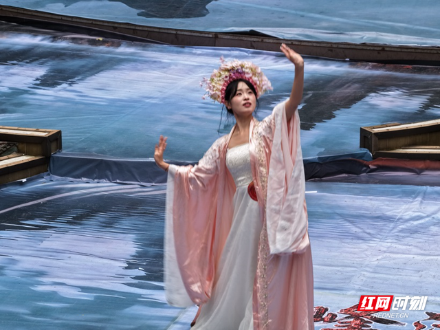 张家界宝峰湖：山水织华裳，国风竞潇湘