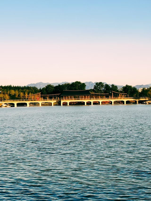 玉河新湿地：一园揽山湖，古今野趣生