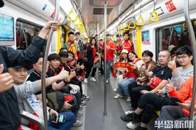 青岛地铁延时护航世预赛，近万名球迷乘地铁为国足助威图片