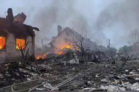 俄乌换俘之际仍相互发动空袭，基辅遭导弹和无人机混合攻击图片