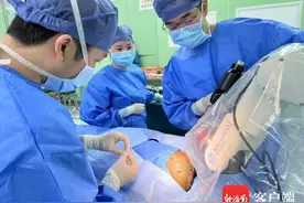 海南一2岁宝宝经常无故放声大笑，却愁坏了父母……图片