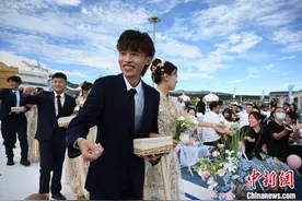 敕勒川阴山下：草原集体婚礼浪漫来“囍”图片