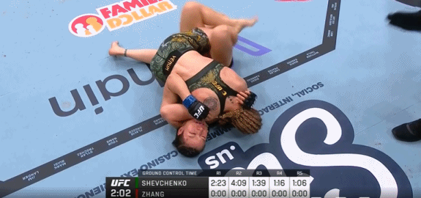 拼尽全力！张伟丽升重判定不敌舍甫琴科，无缘夺UFC蝇量级冠军