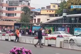 人过去了脚被卡住了……如此过街，尴尬又危险！图片