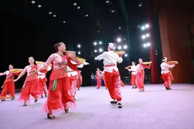 “舞”比幸福，金山这里500余名业余舞蹈队员齐聚一堂图片
