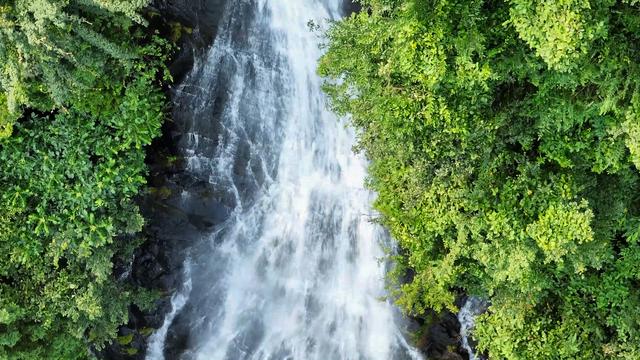 大山藏飞瀑