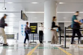 “经珠港飞”政策正式实施首日，港珠澳大桥海关验放多批旅客图片