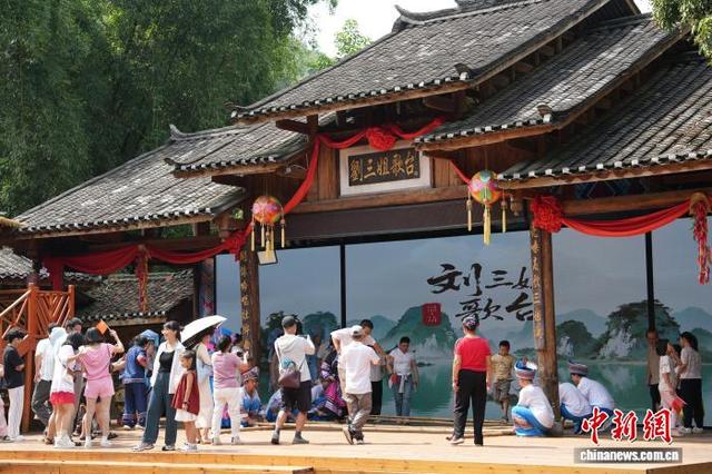 广西民族文化假期受青睐 刘三姐故里游人如织