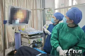 男子狂吃糖霜山楂和板栗，结果……图片