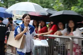 风雨中迎战高考  他们护航考生“乘风破浪”图片
