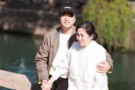 32岁儿子辞职照顾“2岁妈妈”，对话主人公：在遗忘深渊里栽一束光图片