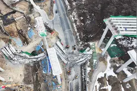 韩国一在建桥梁坍塌，2名中国工人遇难 韩消防部门：原因尚未确定，或与移动横梁有关图片
