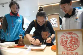 大兴机场过非遗中国年，传承人携志愿者为旅客送福图片