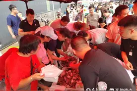 开海首日烟台市民抢购“第一鲜”：成桶往家拎，爬虾螃蟹安排上图片