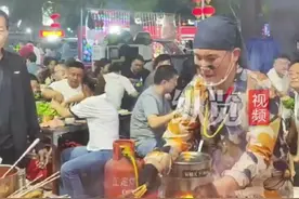 正定夜市那些事儿①丨把副业干成了主业！嘻哈小哥化身铁板鱿鱼大厨图片