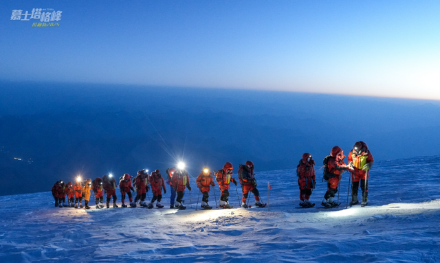 从海拔5000多米到7500多米，青岛“00后”小伙连续登顶三座高山