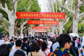 近2万人涌入校园！樱花哪里都有，但与杭高红楼更配图片